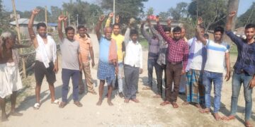 घटिया निर्माण सामग्री से सड़क निर्माण आक्रोश में ग्रामीणों ने किया प्रदर्शन