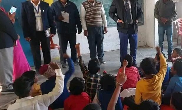 अररिया – अपर मुख्य सचिव केके पाठक पहुंचे अररिया: पलासी प्रखंड क्षेत्र के स्कूलों का लिया जायजा,