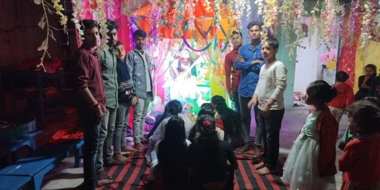 सिकटी में धूमधाम से मनाया गया सरस्वती पूजा बच्चों ने पूजा अर्चना कर से लिया आशीर्वाद।