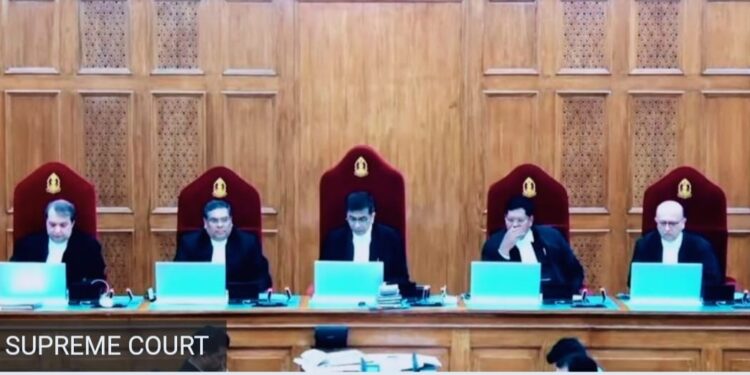 नई दिल्ली -सुप्रीम कोर्ट ने गुरुवार को इलेक्टोरल बॉन्ड की वैधता पर फ़ैसला सुनाते रोक लगा दी और असंवैधानिक बताते हुए रद्द कर दिया