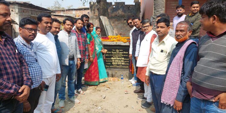 अब्दाल टोली और साहपाड़ा के लोगों को सड़क पर जल जमाव से मिलेगी राहत मुख्य पार्षद।