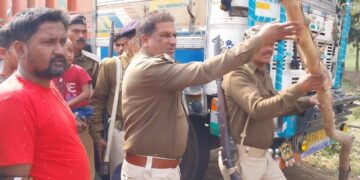 अनियंत्रित बाइक सवार ने खड़ी ट्रक में मारा ठोकर गंभीर रूप से जख्मी