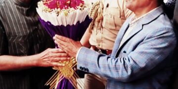 पश्चिम बंगाल के राज्यपाल को किशनगंज रेलवे स्टेशन पर एसडीएम लतीफुर रहमान ने भेंट किया पुष्पगुच्छ