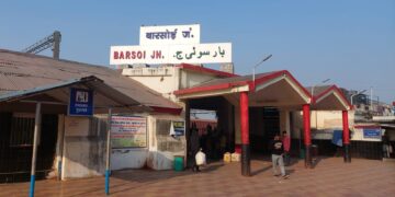 एसएमबीटी बैंगलोर कामाख्या एसी एक्सप्रेस का बारसोई में हुआ ठहराव।