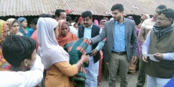 अग्नि पीड़ितों के बीच कंबल का वितरण।