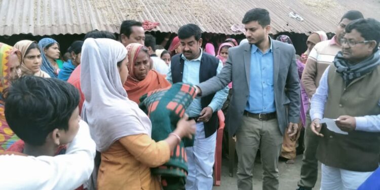 अग्नि पीड़ितों के बीच कंबल का वितरण।