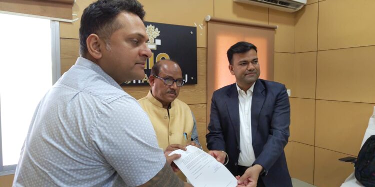 जिला पदाधिकारी ने क्लीनिकल इस्टैब्लिसमेंट एक्ट के तहत पंजीकृत निजी अस्पताल को तथा यूएसजी केंद्रों को सौपा निबंधन प्रमाण पत्र  