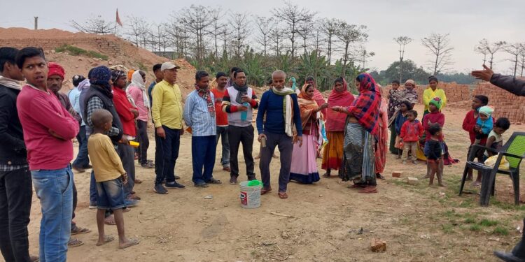 सीता और रामकली की पुकार पर करीब दो सौ ईंट भट्ठा के मजदूरों ने खाई सर्वजन की दवा