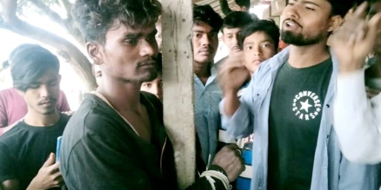 चोरी के संदेह के आधार पर ग्रामीणों ने युवक को बनाया बंधक। किया पुलिस के हवाले।