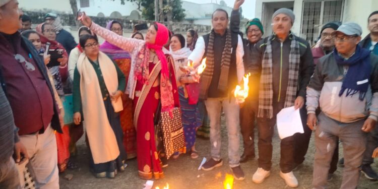 साक्षमता परीक्षा का पर्ची जलाने को लेकर प्रखंड के 8 शिक्षकों पर गिरी गाज