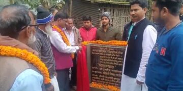 किशनगंज: पुराना खगड़ा वार्ड नंबर 20 में पेवर ब्लॉक और पीसीसी सड़क निर्माण कार्य का मुख्य पार्षद ने किया शिलान्यास