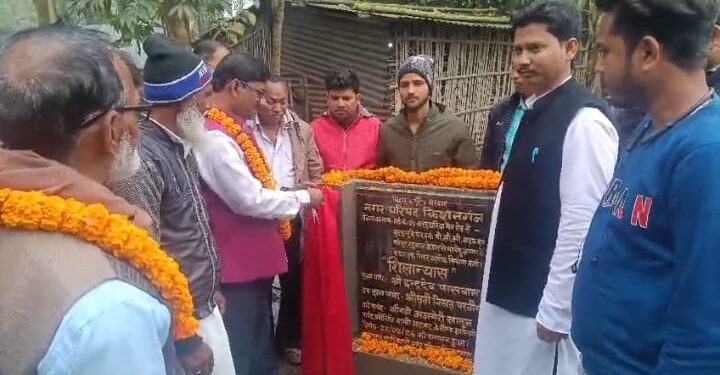 किशनगंज: पुराना खगड़ा वार्ड नंबर 20 में पेवर ब्लॉक और पीसीसी सड़क निर्माण कार्य का मुख्य पार्षद ने किया शिलान्यास