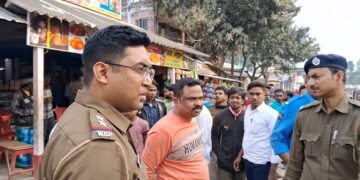 बंगाल पुलिस ने काजी टोला के दो स्वर्णकारों के दुकान में मारा छापा। चोरी का 10 ग्राम सोना बरामद।