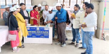 निर्माणाधीन बाजार समिति के करीब दो सौ पचास मजदूरों ने खाई सर्वजन की दवा 