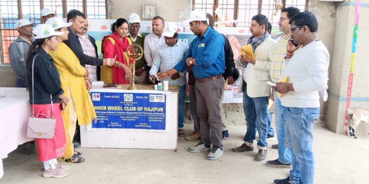 निर्माणाधीन बाजार समिति के करीब दो सौ पचास मजदूरों ने खाई सर्वजन की दवा 