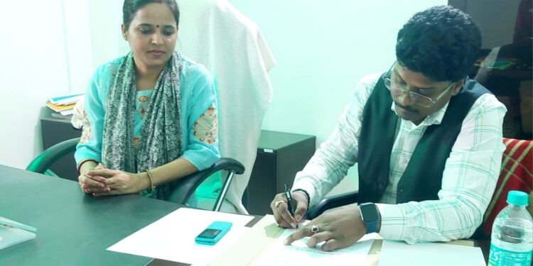 नए बीडीओ ने किया पदभार ग्रहण अंचल पदाधिकारी की कुर्सी रिक्त।