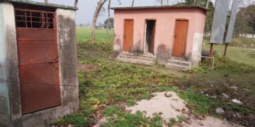 प्रखंड मुख्यालय स्थित बेकार पड़े शौचालय लोगों को मुँह चिढा रहा है ।