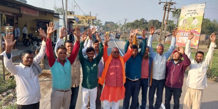 जनप्रतिनिधियों ने ब्लॉक चौक के समीप सड़क जाम कर विरोध प्रदर्शन किया