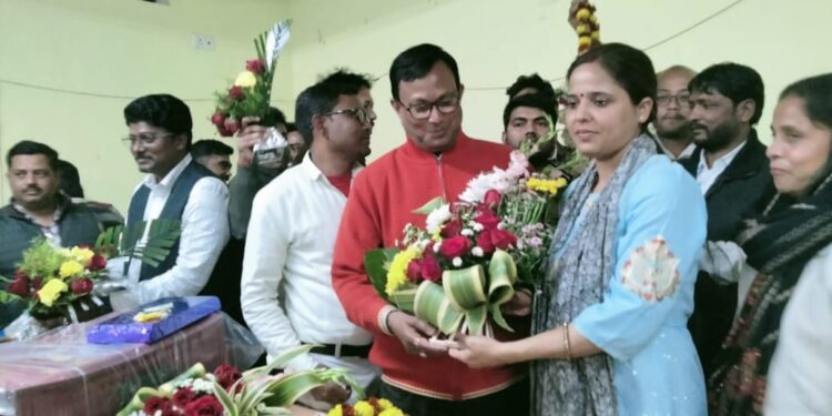 महिला बीडीओ को नम आंखों से दी गई विदाई। नए का किया गया स्वागत।