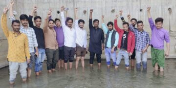 ठाकुरगंज: विकास की रौशनी से दूर,पक्की सड़क के निर्माण अधूरी से नाराज ग्रामीणों ने रोड नही तो वोट नहीं का किया विरोध प्रदर्शन