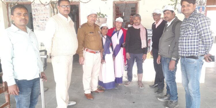 रेलवे स्टेशन कर्मियों एवं रेल थाना के जवानों को खिलाई गई सर्वजन दवा