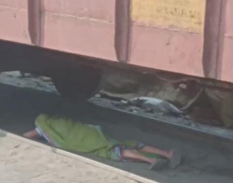 बथनाहा/अररिया- ट्रैक पार करने के दौरान आ गयी ट्रेन, जान बचाने के लिए ट्रेक के नीचे लेट गयी महिला