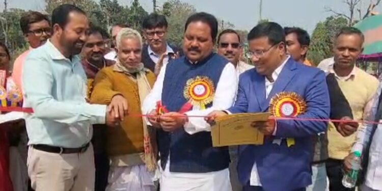 अररिया नवोदय विद्यालय में बनेगा बहुउद्देश्यीय सभागार, सांसद ने किया शिलान्यास