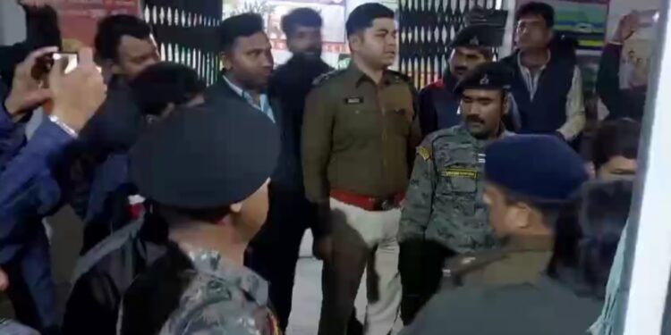 अररिया – 12 लाख रुपए की लूट, बिहार में बढते अपराध पर पुलिस की पकड़ नही इसलिए अपराधी अपराध की घटना को देते अंजाम।