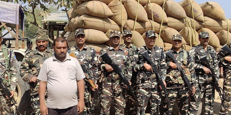 सिकटी- SSB की बड़ी कार्रवाई स्पेशल ऑपरेशन दौरान नेपाल भेजे जा रहे 8400 केजी धान सहित ट्रैक्टर को किया जब्त।