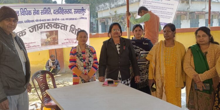 प्राथमिक स्वास्थ्य केंद्र परिसर में विधिक जागरूकता शिविर आयोजित