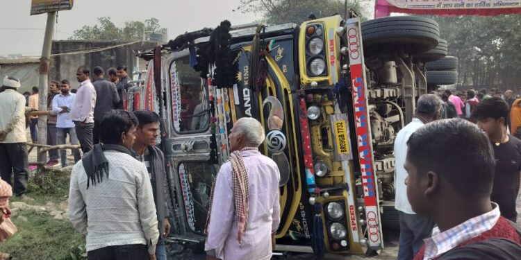 ओवर लोड गिट्टी से लदा ट्रक पलटने से चाचा भतीजे की दर्दनाक मौत
