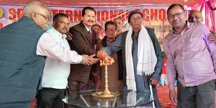 वार्षिक उत्सव पर स्कूली छात्रों ने अभिभावकों का किया मनोरंजन 