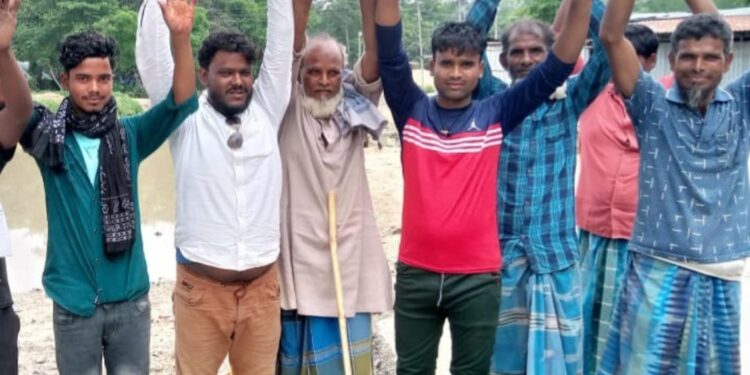 सड़क में रेनकटर व गड्ढा जानलेवा,ग्रामीण ने किया प्रदर्शन