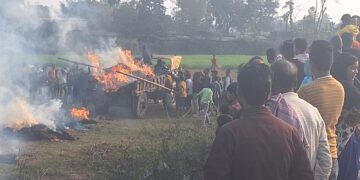 ट्रैक्टर ट्राली पर लोड पुआल के ट्रांसफार्मर के सम्पर्क में आने से ट्रैक्टर में लगी आग,बड़ी घटना टली।