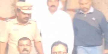 महाराष्ट्र -ठाणे के पुलिस स्टेशन में बेटे को पीट रहे दो नेताओं को भाजपा विधायक ने मारी गोली -एक वेंटिलेटर पर-विधायक गिरफ्तार