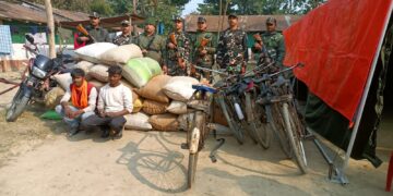 SSB के जवानों ने अनाज के साथ दो को किया गिरफ्तार बाइक और साइकिल जप्त।