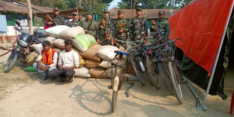 SSB के जवानों ने अनाज के साथ दो को किया गिरफ्तार बाइक और साइकिल जप्त।