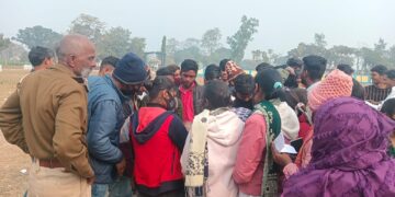 परीक्षा से वंचित छात्र ने किया हंगामा।