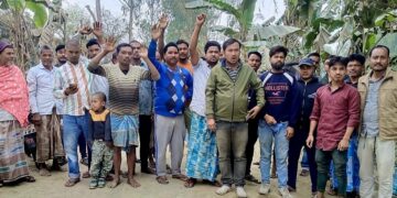 किंग ईंट भट्ठा संचालक के मनमानी के विरोध में ग्रामीणों ने किया प्रदर्शन।