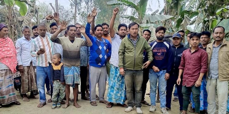 किंग ईंट भट्ठा संचालक के मनमानी के विरोध में ग्रामीणों ने किया प्रदर्शन।