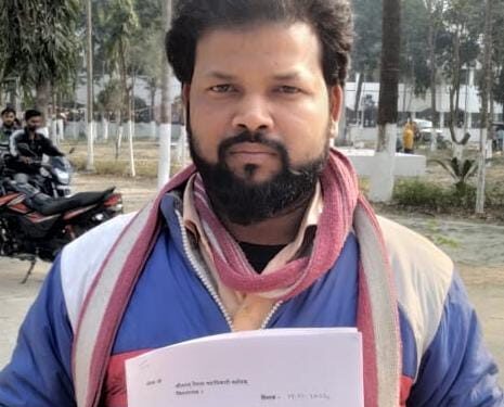 किशनगंज :डीएम को आवेदन देकर अवैध बालू खनन एवं जान से मारने की खनन माफियाओं के खिलाफ पीड़ित लगाया न्याय की गुहार