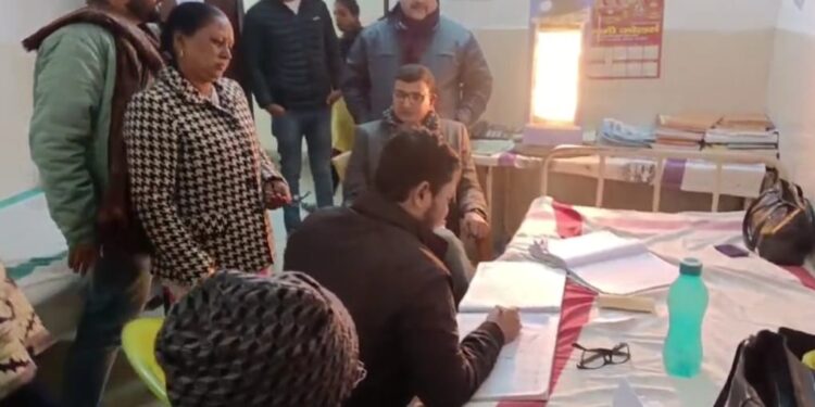 सड़क क्रॉस कर रहे एक युवक को तेज रफ्तार बाइक ने मारा टक्कर, दो जख्मी