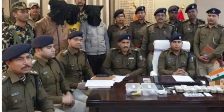 एक्सिस बैंक लूट कांड में एरिया मैनेजर सहित दो गिरफ्तार: अररिया और सहरसा पुलिस ने की संयुक्त कार्रवाई, लूट के 1 करोड़ में से 7 लाख बरामद,