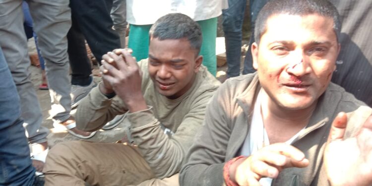 झपट्टा मार बदमाशों को ग्रामीणों ने दबोचा, जमकर की धुनाई, किया पुलिस के हवाले