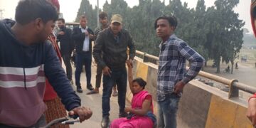 किशनगंज: दे मार्केट ओवर ब्रिज के ऊपर एक महिला से तीस हजार रुपए छीन कर बाइक सवार दो युवक हुआ फरार
