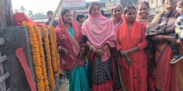 रानीगंज नगर पंचायत वार्ड संख्या आठ में मुख्य पार्षद ने पीसीसी सड़क का किया शिलान्यास।