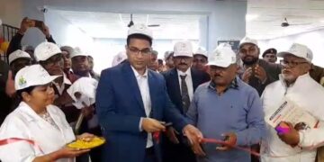 सदर अस्पताल में डीएम ने सर्वजन दवा खाकर किया फाइलेरिया उन्मूलन कार्यक्रम की शुरुआत