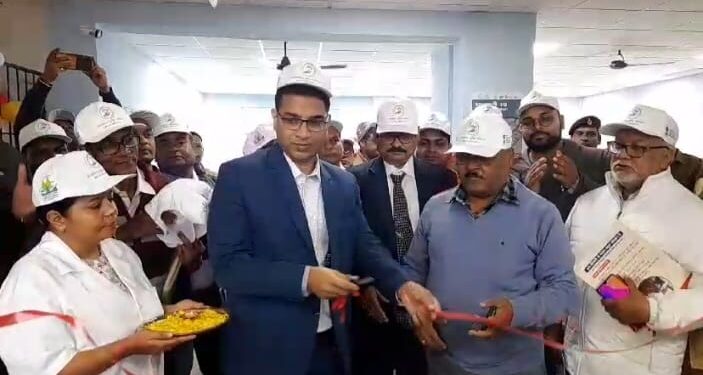 सदर अस्पताल में डीएम ने सर्वजन दवा खाकर किया फाइलेरिया उन्मूलन कार्यक्रम की शुरुआत