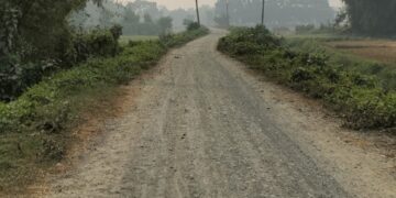 निर्माण एजेंसी कि लापरवाही से सड़क पर गिर कर घायल हो रहे हैं चालक 