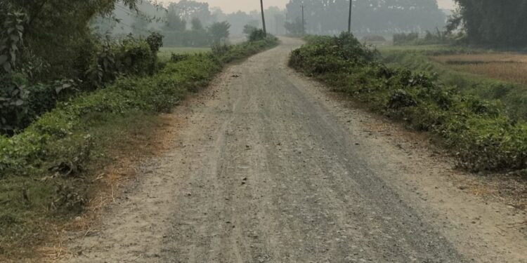 निर्माण एजेंसी कि लापरवाही से सड़क पर गिर कर घायल हो रहे हैं चालक